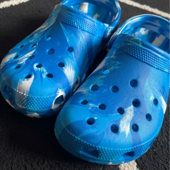 Bright Cobalt Blue Crocs Marbled Classic Clog M6/W8 - Picture 2 of 3